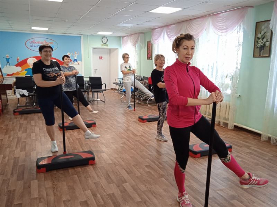 Коломенские участники губернаторского проекта «Активное долголетие» регулярно занимаются физкультурой (силовые тренировки)